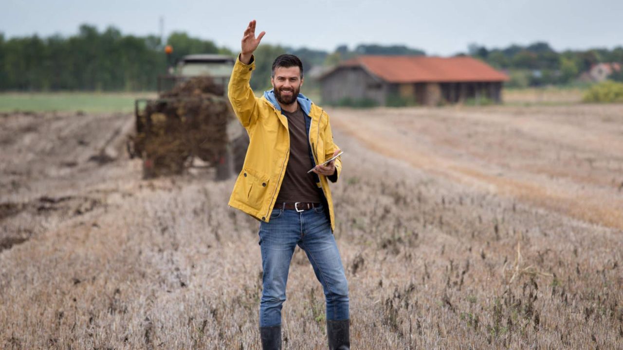 Fermier mulțumit în câmp