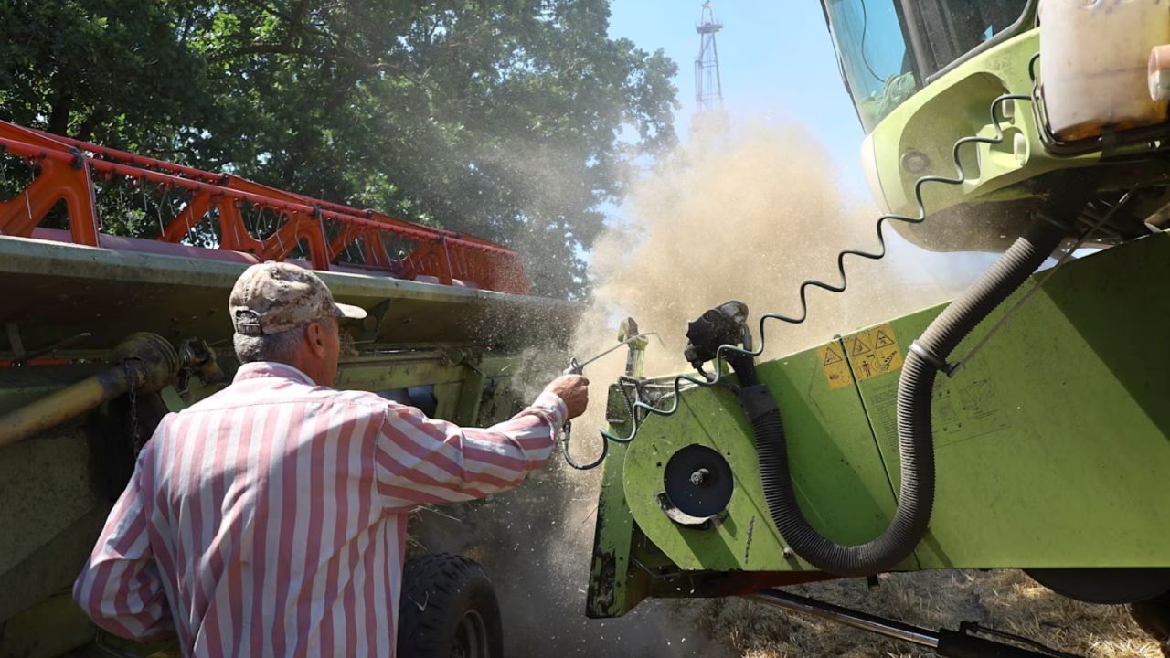 Un fermier spală combina