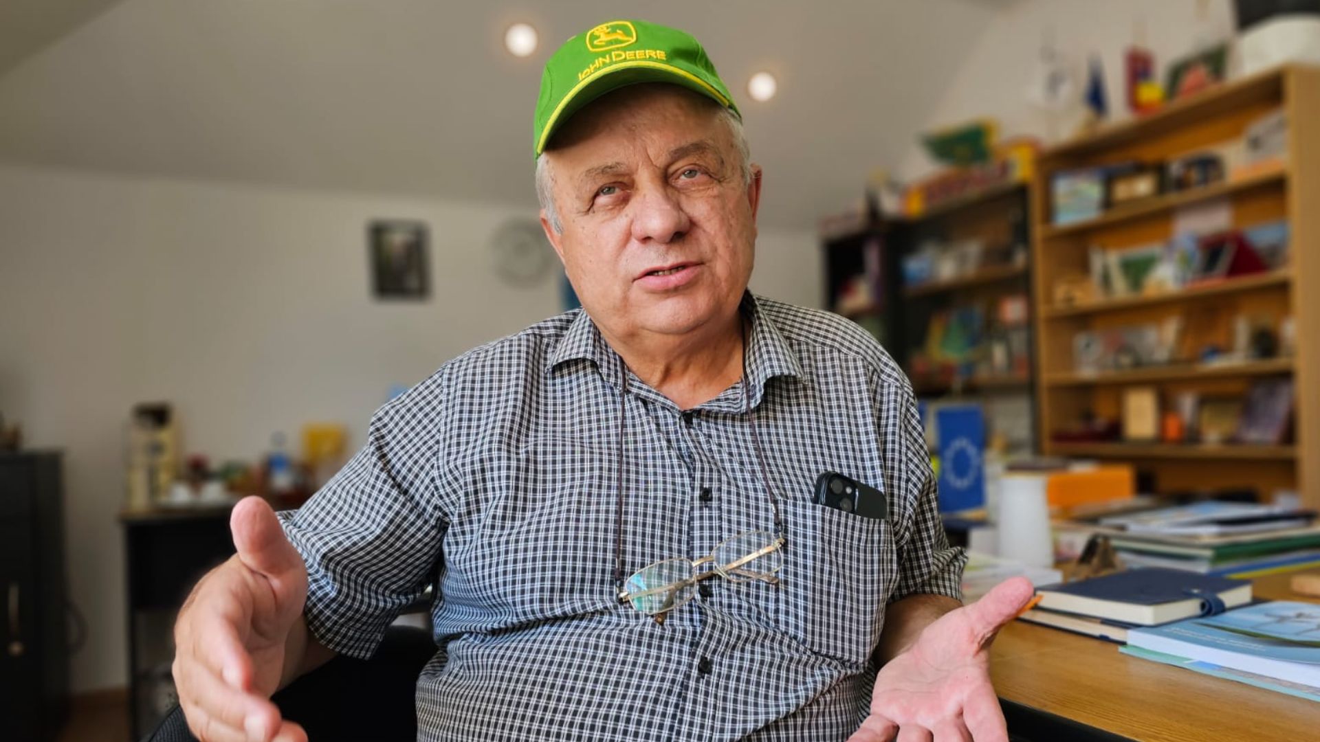 Samson Popescu în birou
