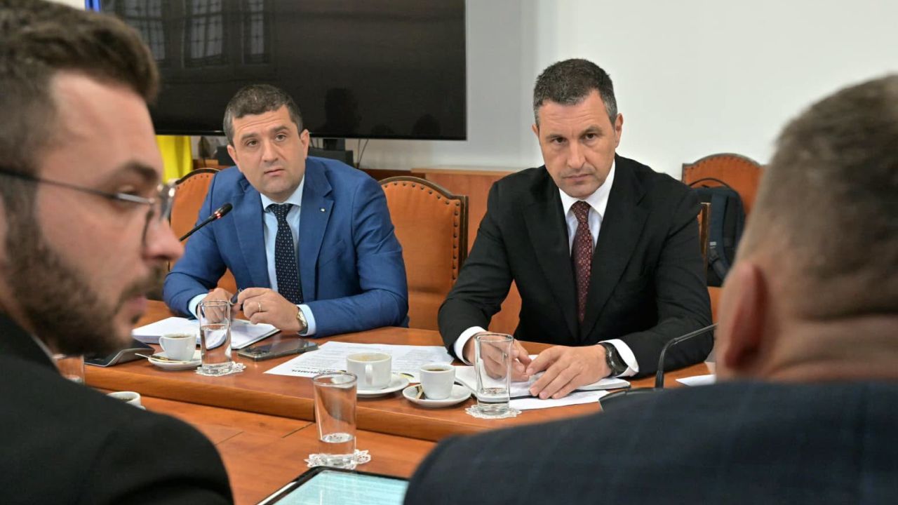 Ministrul Agriculturii, Tanczos Barna, și ministrul Transporturilor, Radu Miruță